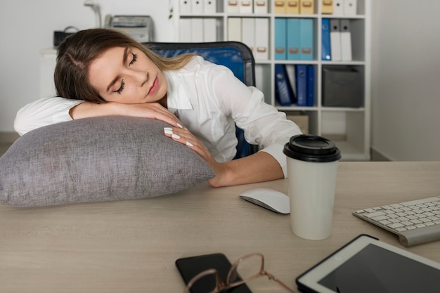 Mujer joven, sueño, en el trabajo