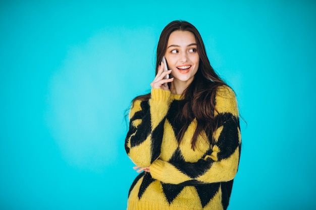 Foto gratuita mujer joven en un suéter caliente con teléfono