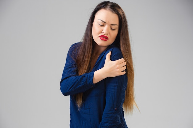 Foto gratuita mujer joven sufre de dolor se siente enfermo y debilidad isolted en la pared