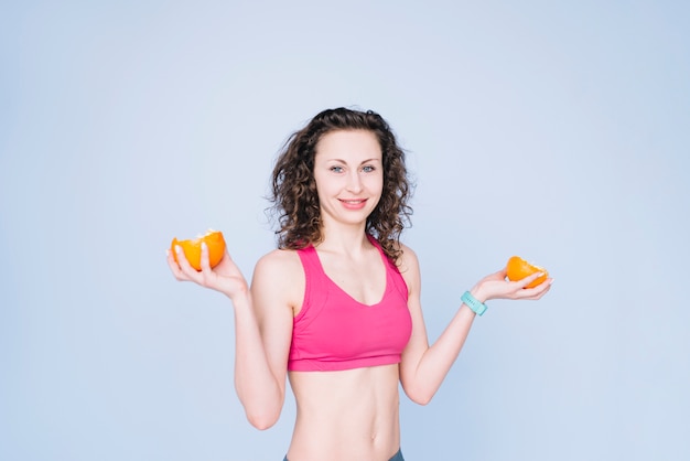 Mujer joven sujetando una naranja