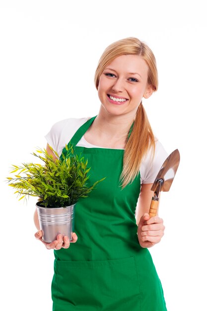 Mujer joven con sus cultivos de jardín