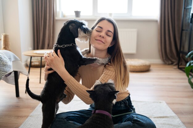 Mujer joven con sus mascotas