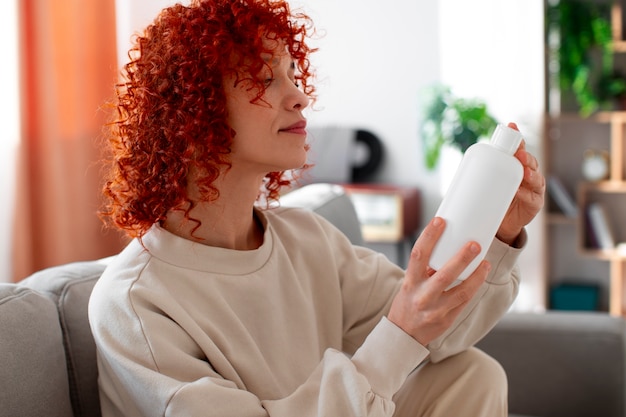 Mujer joven de talla media con el cabello rizado