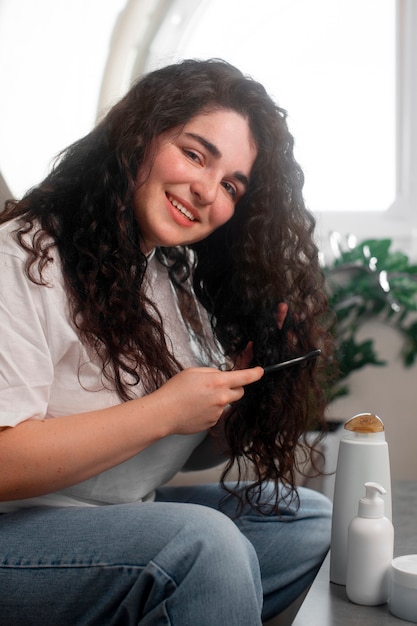 Foto gratuita mujer joven de talla media con el cabello rizado