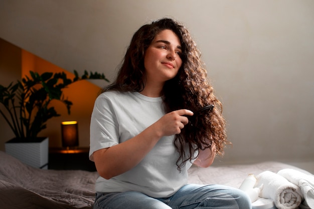 Foto gratuita mujer joven de talla media con el cabello rizado