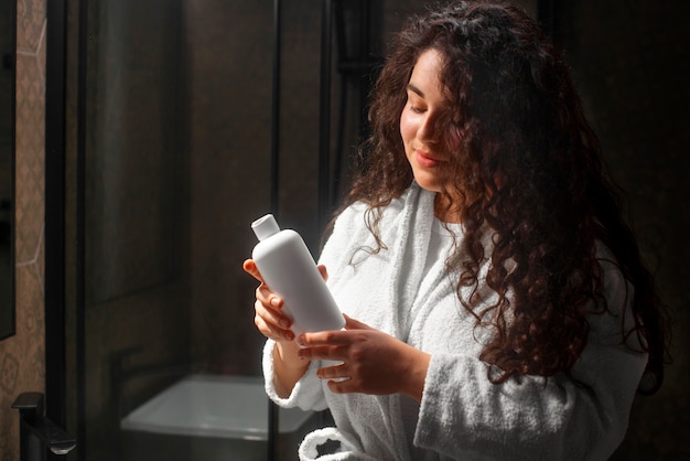 Mujer joven de talla media con el cabello rizado