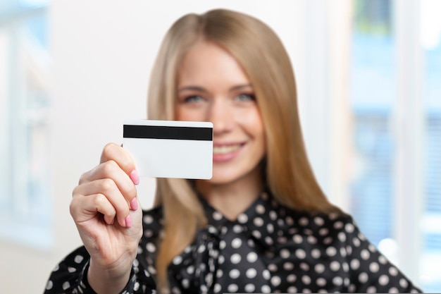 Mujer joven con tarjeta de crédito