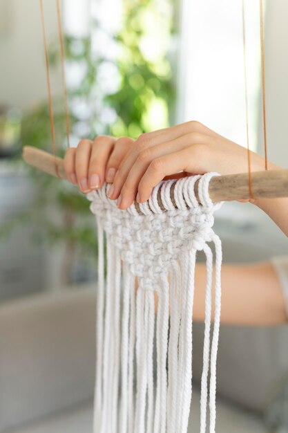 Mujer joven con la técnica de macramé