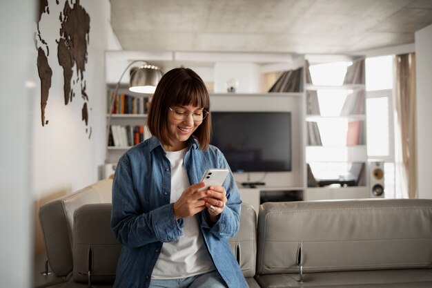 Mujer joven con tecnología casera