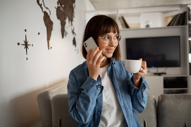 Mujer joven con tecnología casera