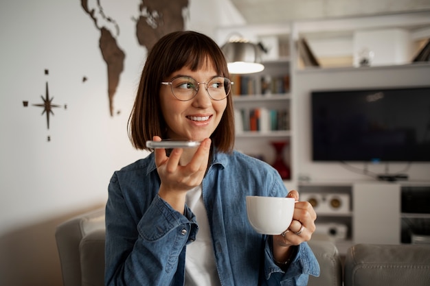 Mujer joven con tecnología casera