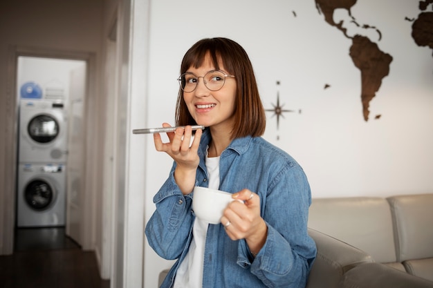 Foto gratuita mujer joven con tecnología casera