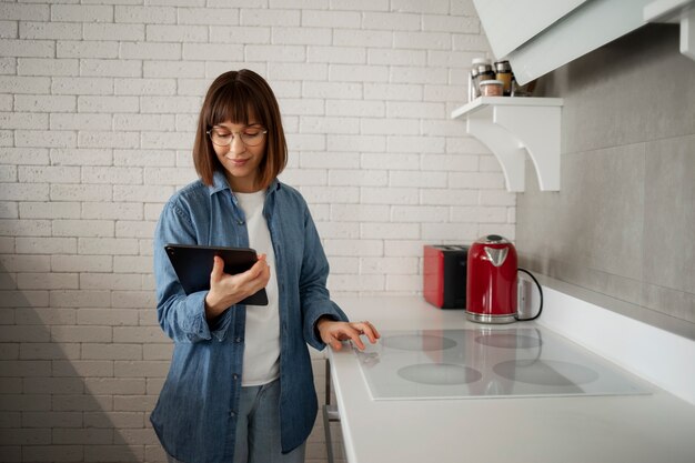 Mujer joven con tecnología casera