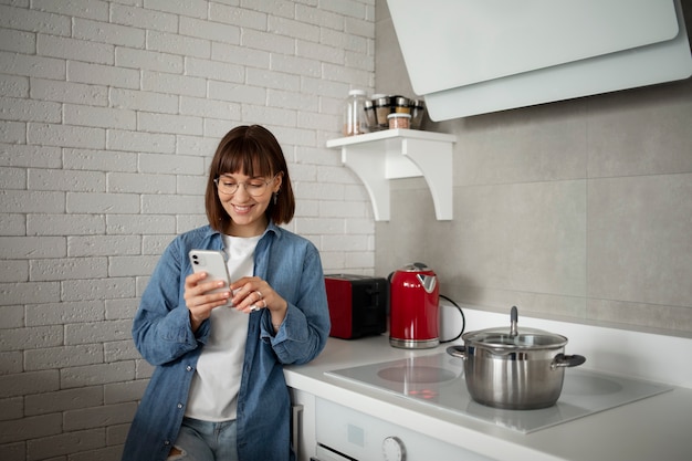 Foto gratuita mujer joven con tecnología casera