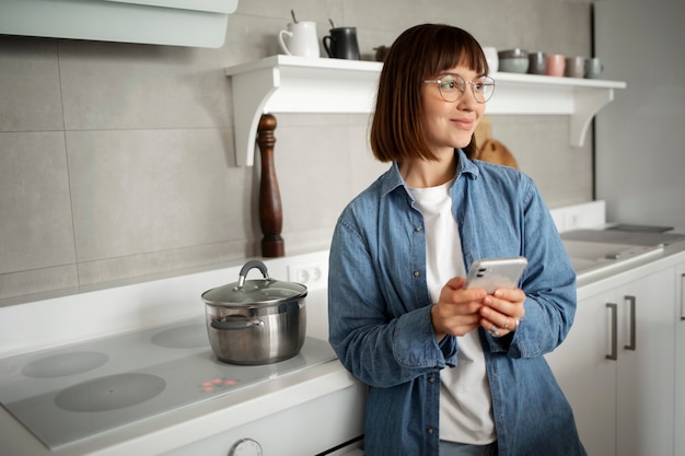 Mujer joven con tecnología casera