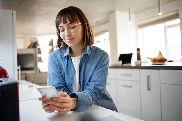 Foto gratuita mujer joven con tecnología casera