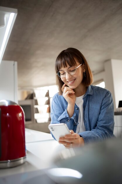 Mujer joven con tecnología casera