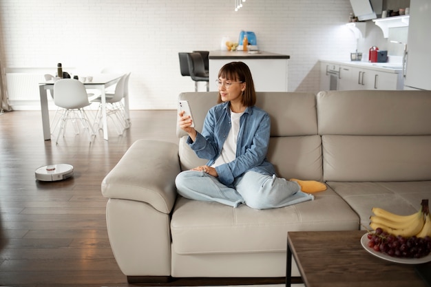 Mujer joven con tecnología casera