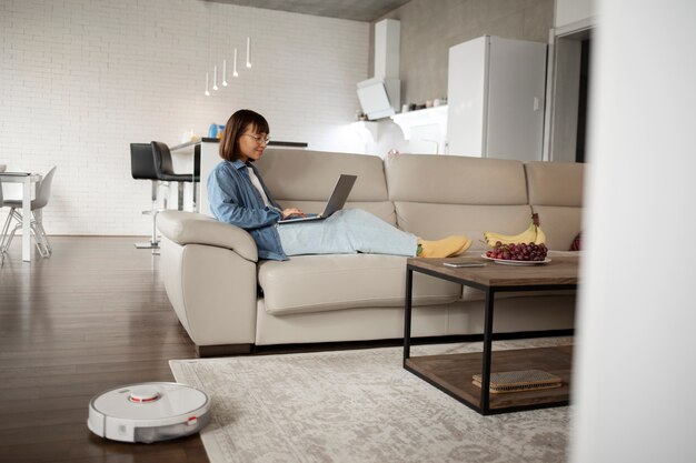 Mujer joven con tecnología casera