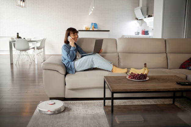 Mujer joven con tecnología casera