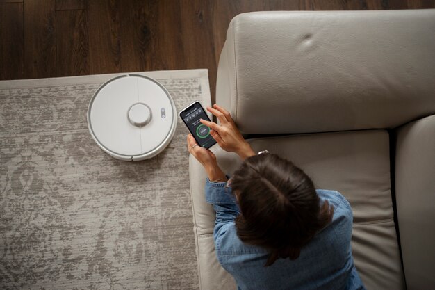 Mujer joven con tecnología casera