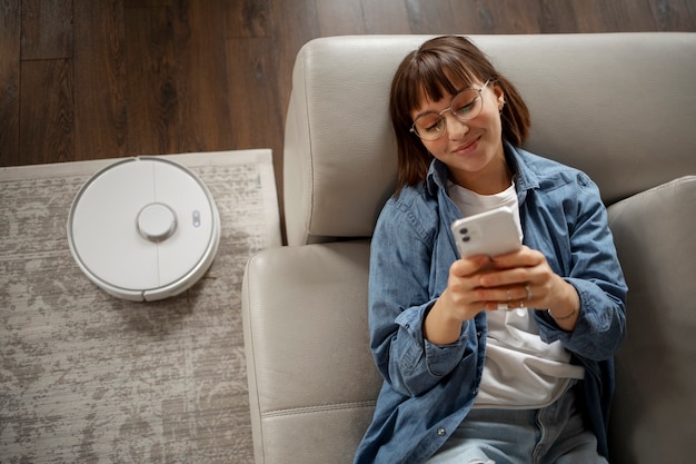 Mujer joven con tecnología casera