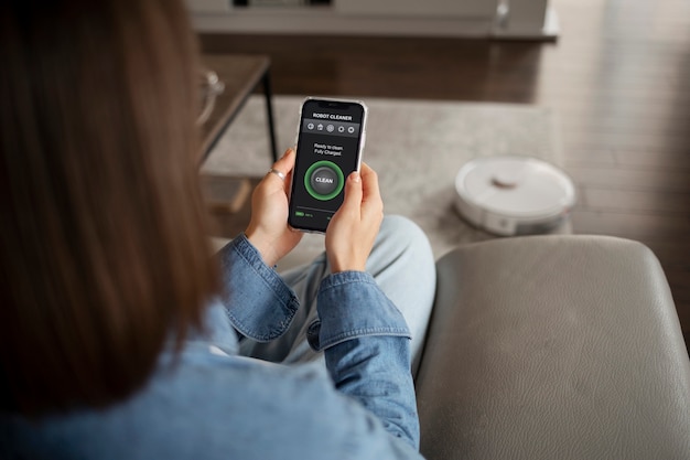 Mujer joven con tecnología casera