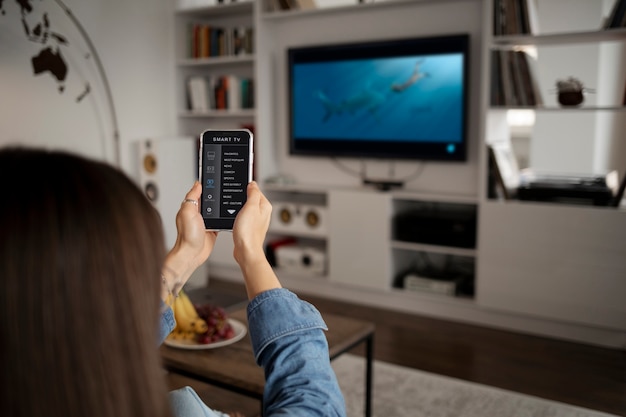 Foto gratuita mujer joven con tecnología casera