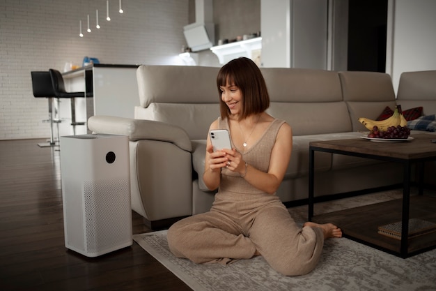 Mujer joven con tecnología casera