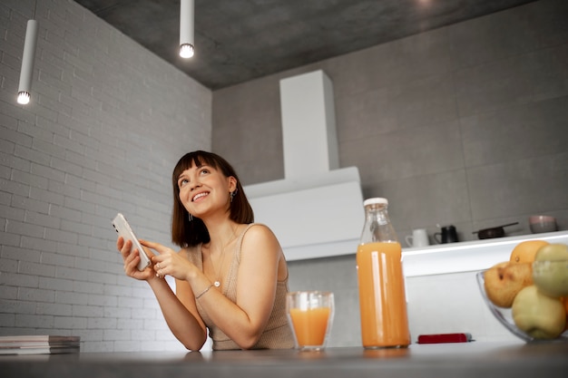 Mujer joven con tecnología casera