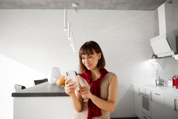 Mujer joven con tecnología casera