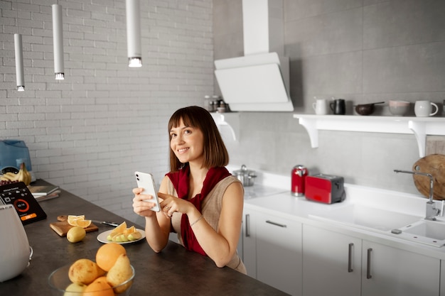 Mujer joven con tecnología casera