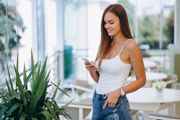 Mujer joven, con, teléfono, en, un, café