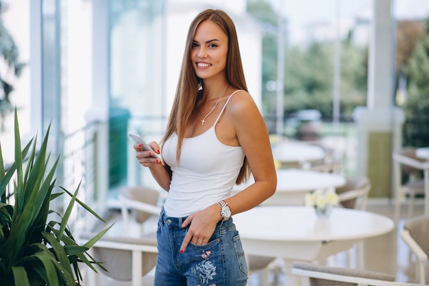 Mujer joven, con, teléfono, en, un, café