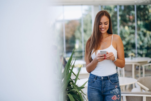 Mujer joven, con, teléfono, en, un, café