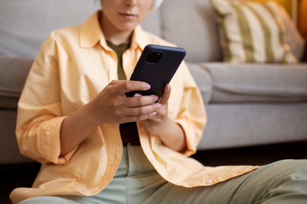 Mujer joven con teléfono inteligente