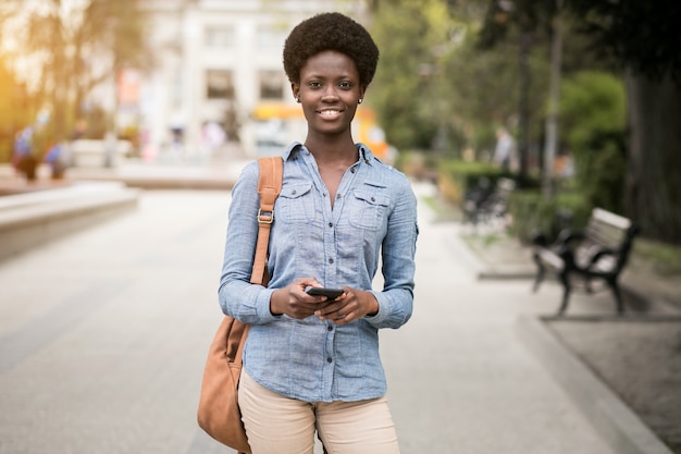 Mujer joven teléfono negro americano