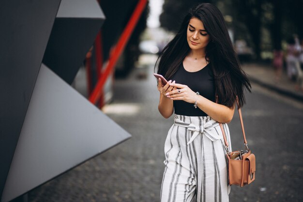 Mujer joven con teléfono