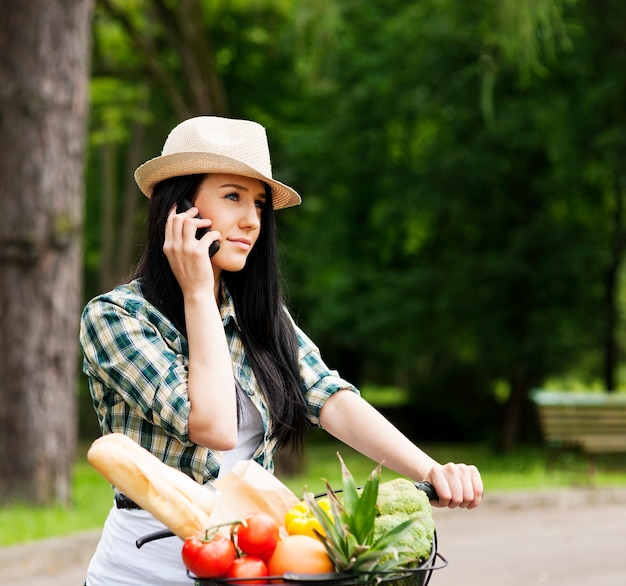 Mujer joven, en el teléfono