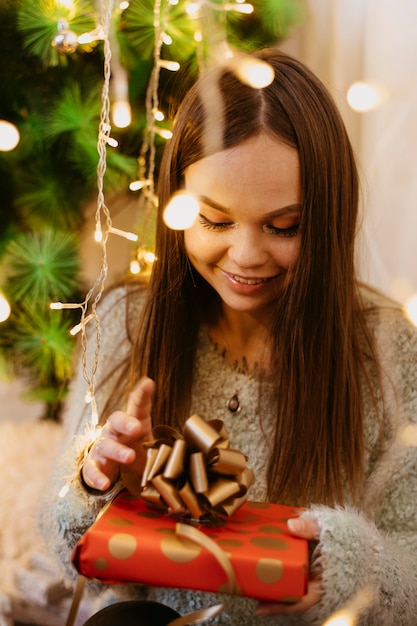 Foto gratuita mujer joven, tenencia, un, árbol de navidad