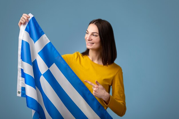 mujer joven, tenencia, bandera de grecia