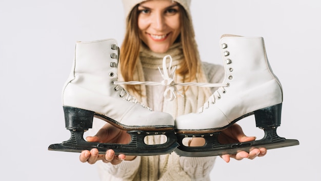 Foto gratuita mujer joven, tenencia, blanco, patines