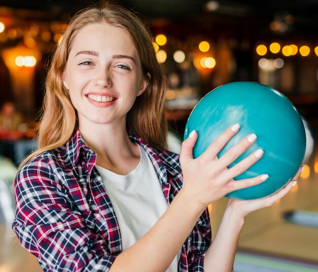 Mujer joven, tenencia, bola de boliche