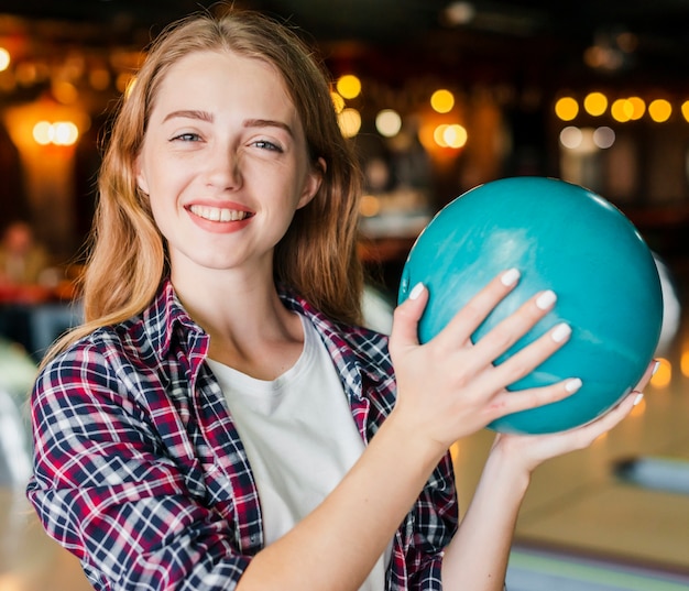 Mujer joven, tenencia, bola de boliche