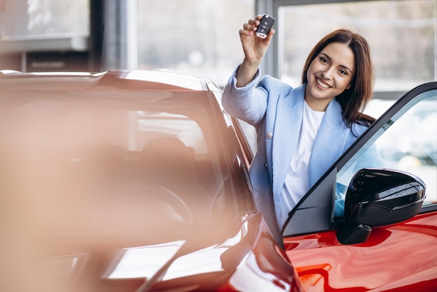 Foto gratuita mujer joven, tenencia, coche, llaves