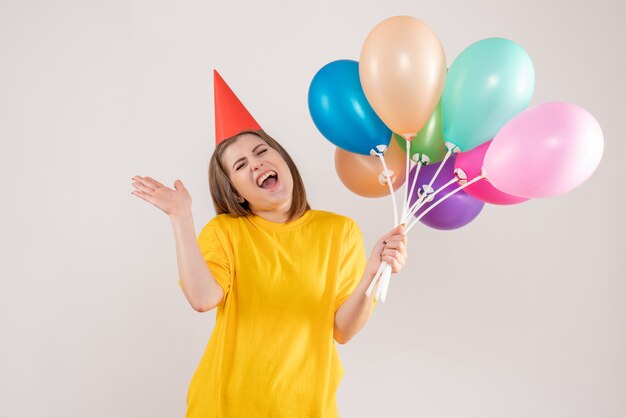 mujer joven, tenencia, colorido, globos, blanco