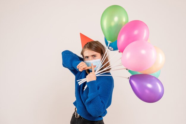 mujer joven, tenencia, colorido, globos, blanco