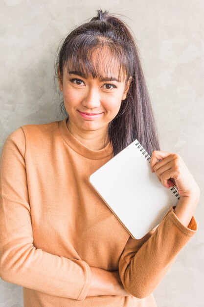 Mujer joven, tenencia, cuaderno