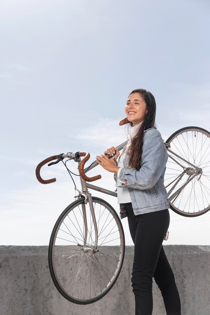 Mujer joven, tenencia, ella, bicicleta