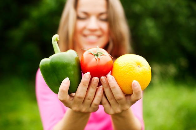 Foto gratuita mujer joven, tenencia, frutas y verduras